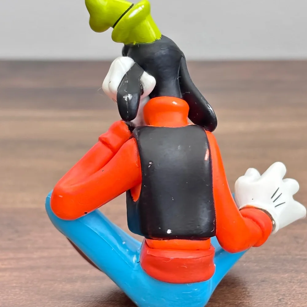 DISNEY Toy Figure GOOFY Sitting Cross Legged Thinking Cake Topper PVC 3.25